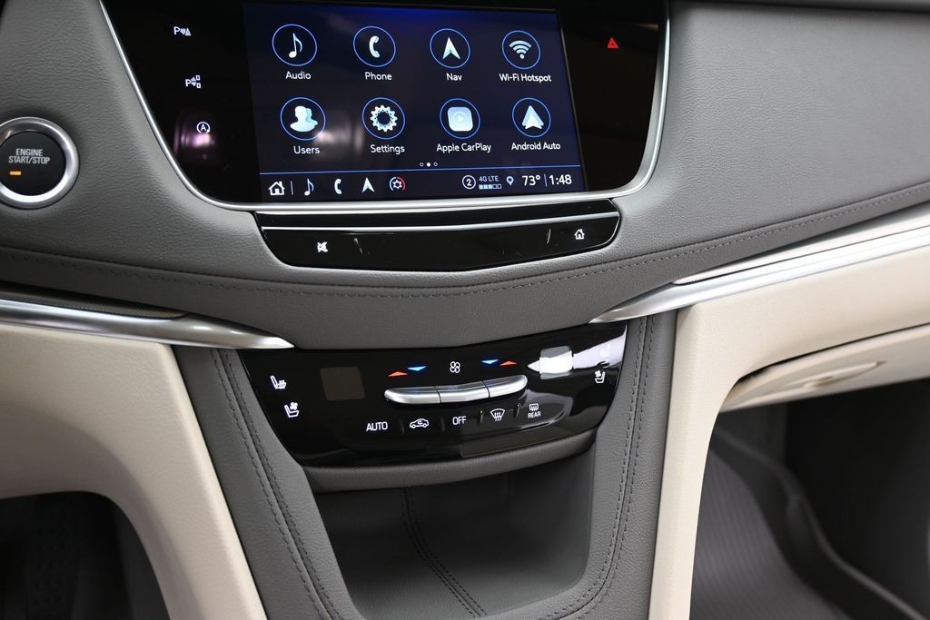 Cadillac XT5 Vehicle Full-screen Gallery Image 16