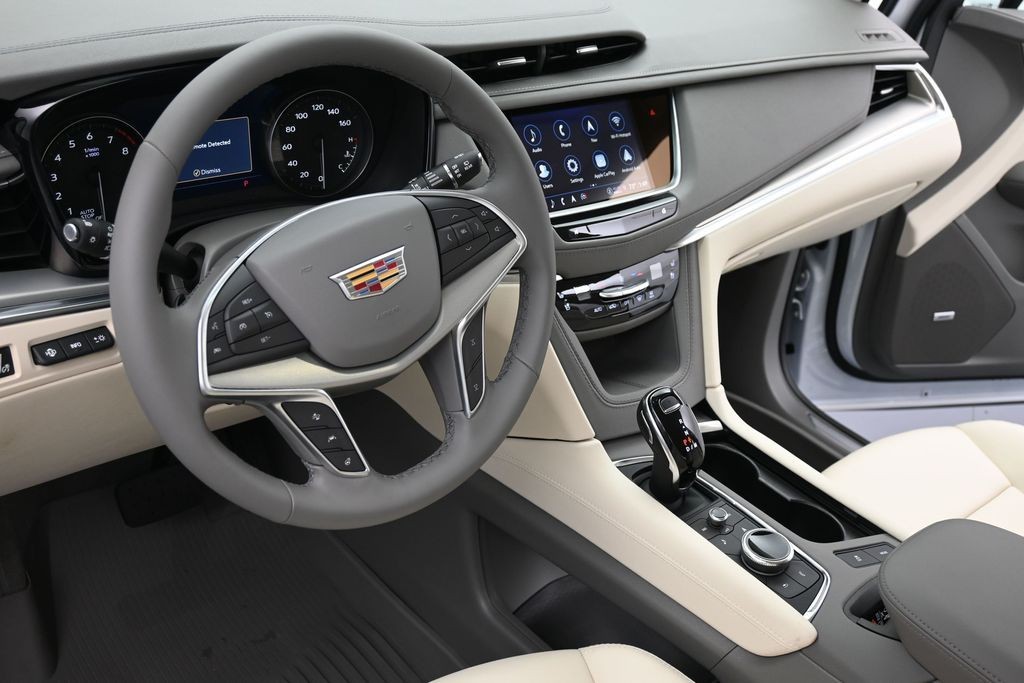 Cadillac XT5 Vehicle Full-screen Gallery Image 18