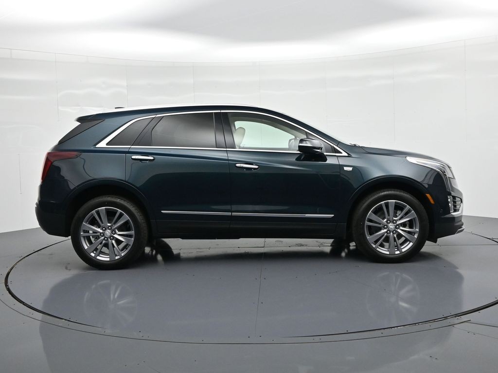 Cadillac XT5 Vehicle Full-screen Gallery Image 4