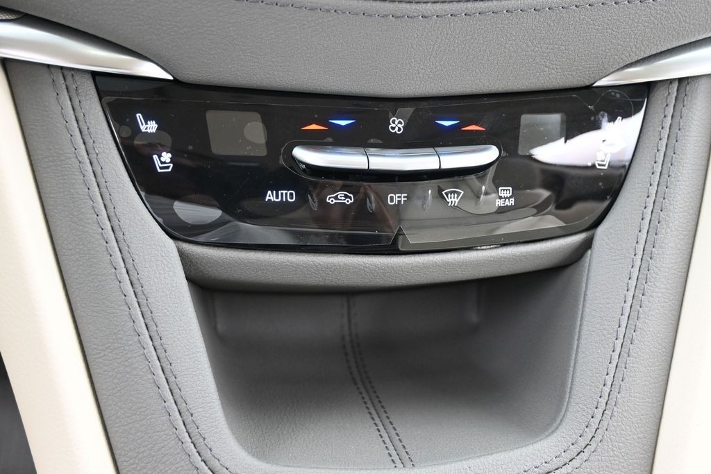 Cadillac XT5 Vehicle Full-screen Gallery Image 9