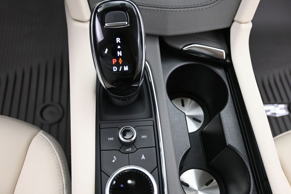 Cadillac XT5 Vehicle Full-screen Gallery Image 11