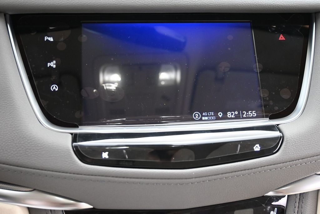 Cadillac XT5 Vehicle Full-screen Gallery Image 12