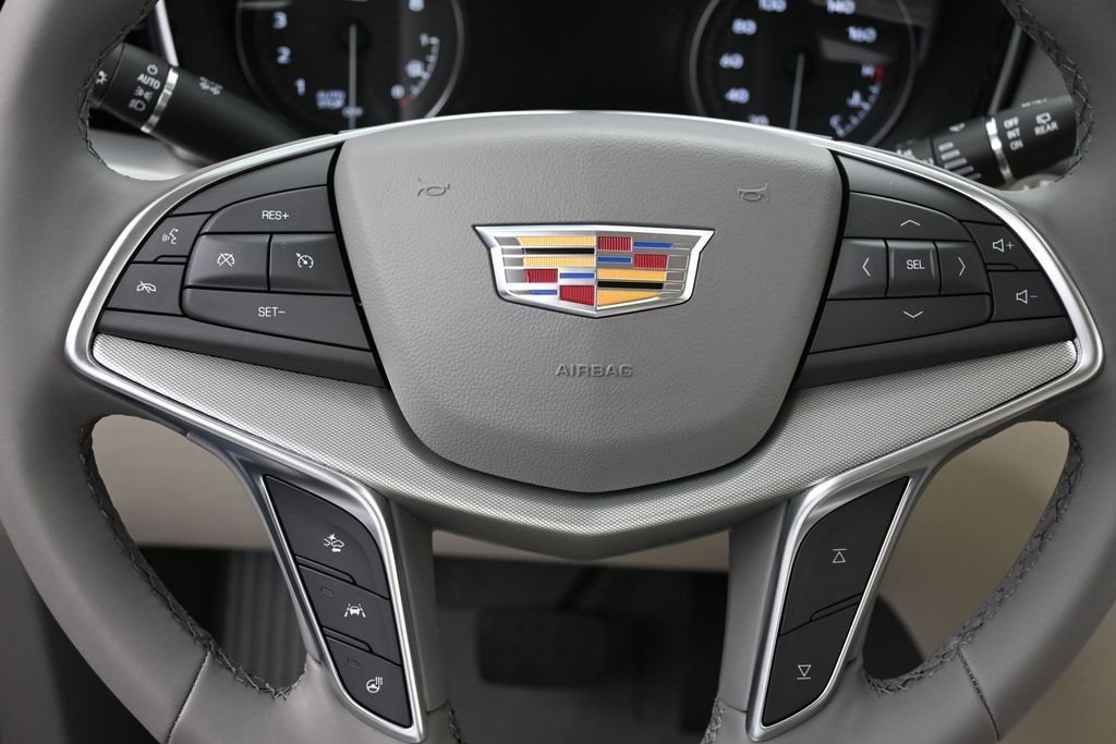 Cadillac XT5 Vehicle Full-screen Gallery Image 13