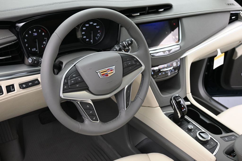 Cadillac XT5 Vehicle Full-screen Gallery Image 14