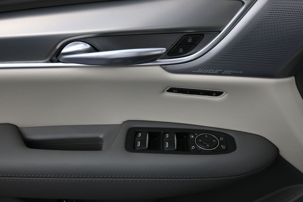 Cadillac XT5 Vehicle Full-screen Gallery Image 15