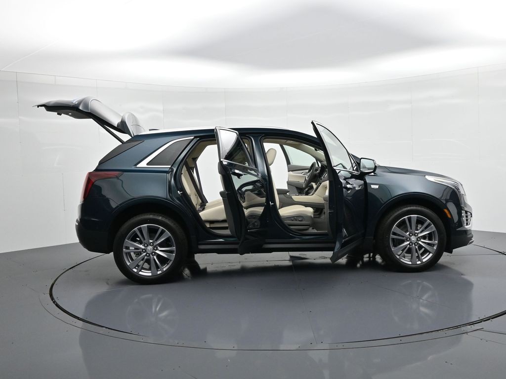Cadillac XT5 Vehicle Full-screen Gallery Image 24