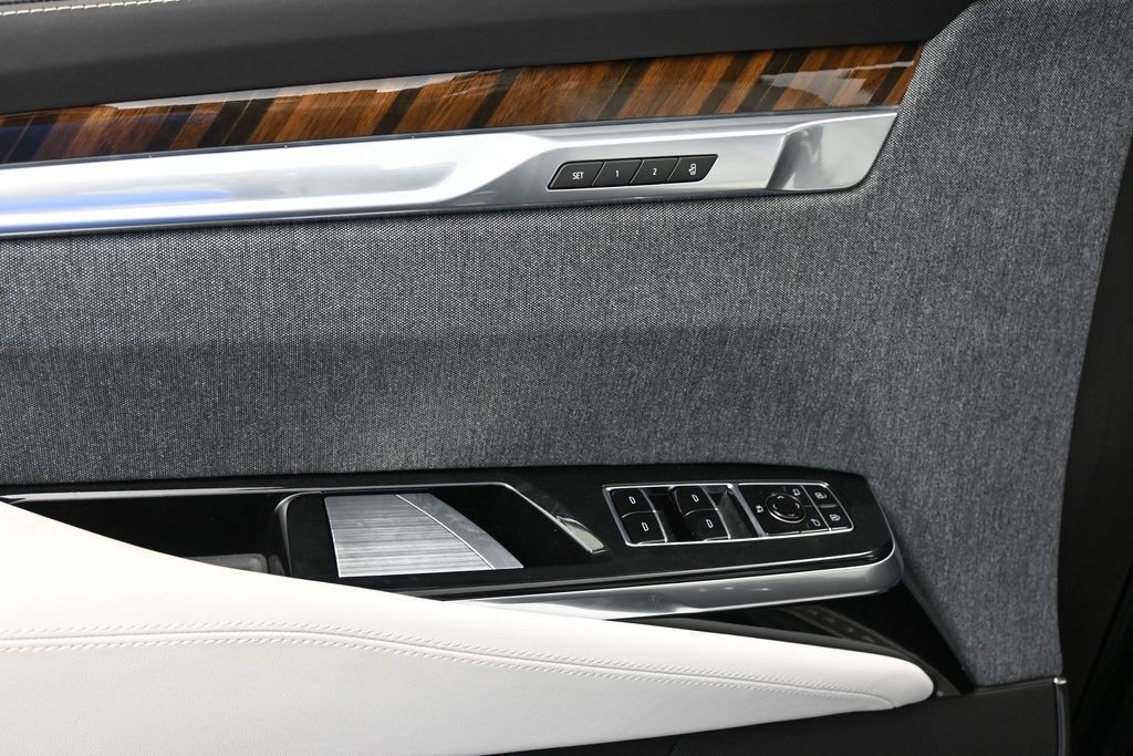 Cadillac Escalade Vehicle Full-screen Gallery Image 12