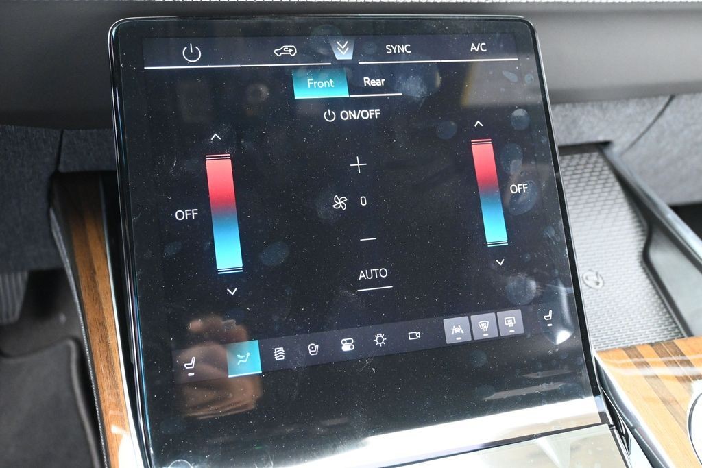 Cadillac Escalade Vehicle Full-screen Gallery Image 14