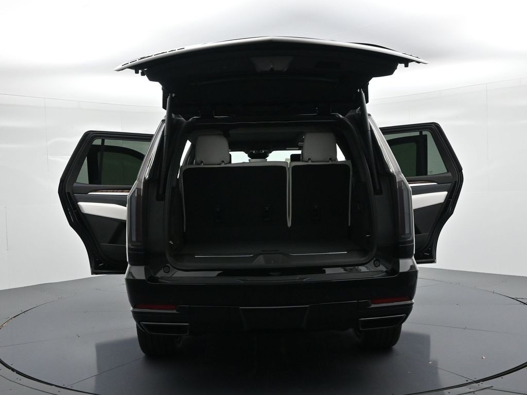 Cadillac Escalade Vehicle Full-screen Gallery Image 28
