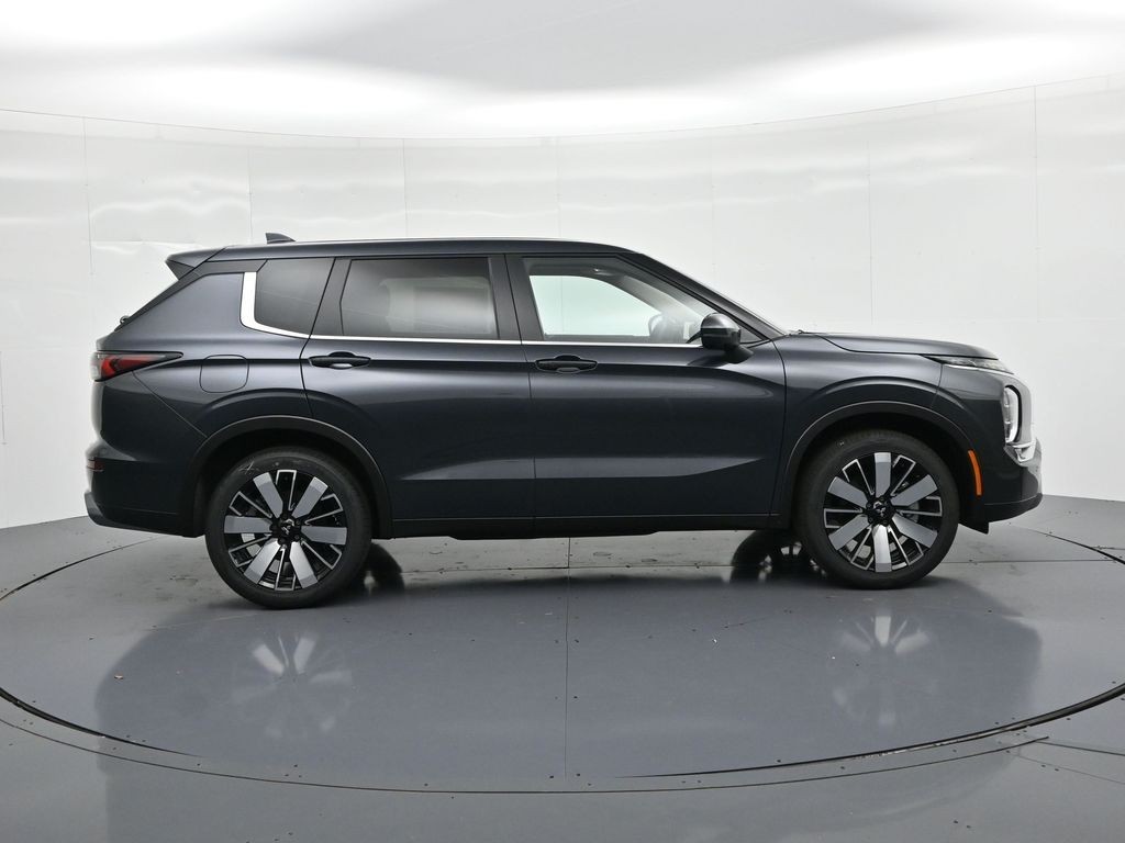 Mitsubishi Outlander Vehicle Full-screen Gallery Image 4