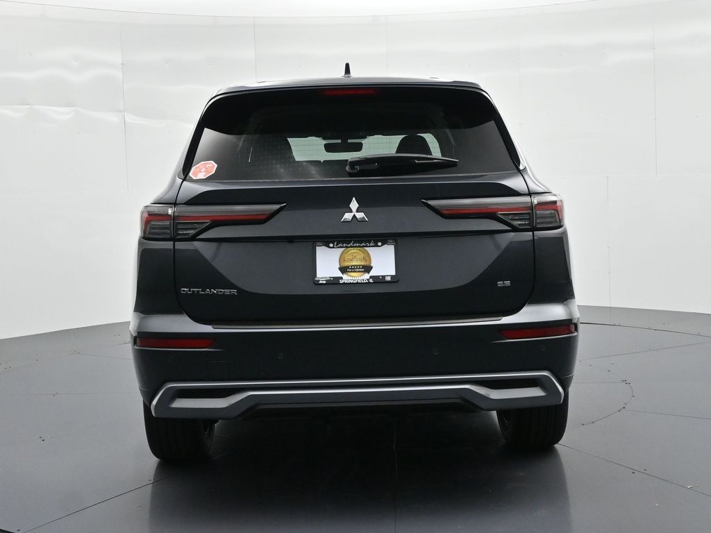 Mitsubishi Outlander Vehicle Full-screen Gallery Image 6