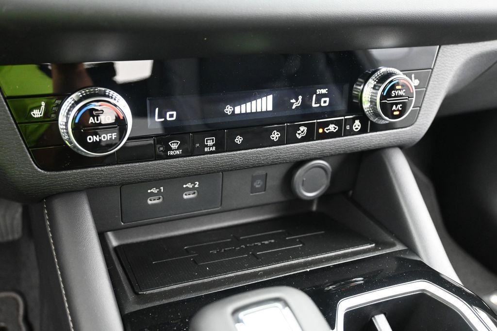 Mitsubishi Outlander Vehicle Full-screen Gallery Image 10