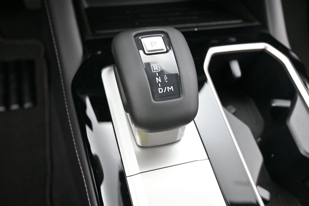 Mitsubishi Outlander Vehicle Full-screen Gallery Image 12