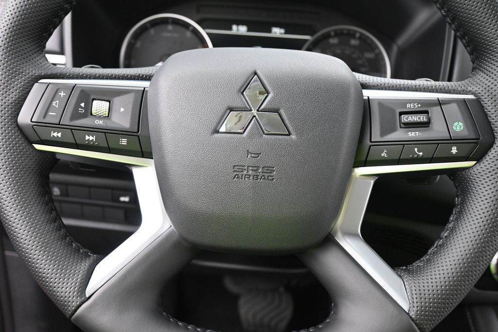 Mitsubishi Outlander Vehicle Full-screen Gallery Image 13
