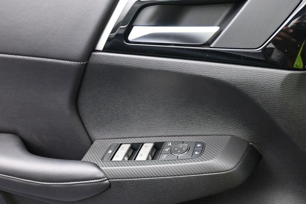 Mitsubishi Outlander Vehicle Full-screen Gallery Image 14