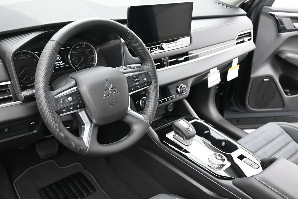 Mitsubishi Outlander Vehicle Full-screen Gallery Image 15