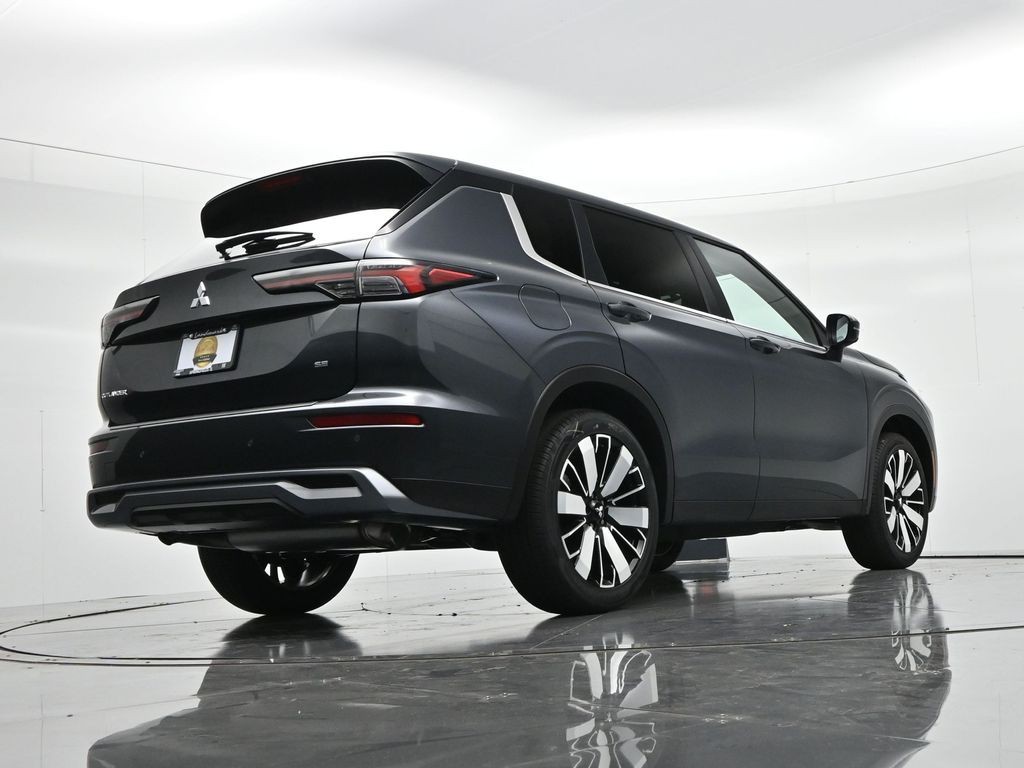 Mitsubishi Outlander Vehicle Full-screen Gallery Image 22