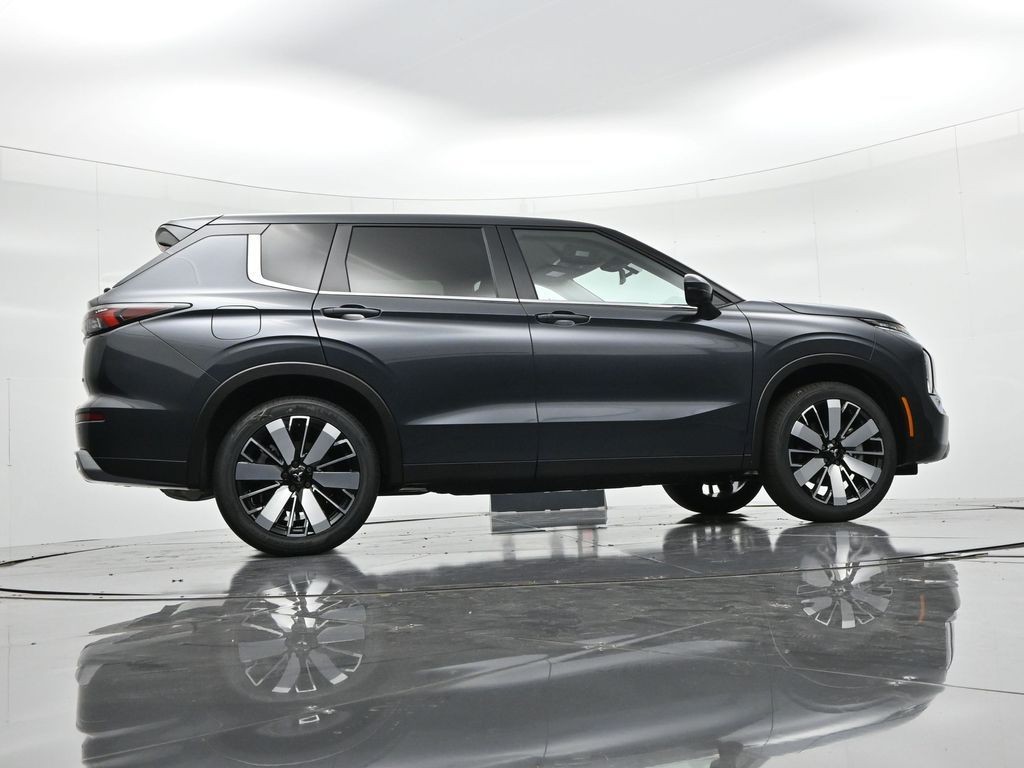 Mitsubishi Outlander Vehicle Full-screen Gallery Image 23