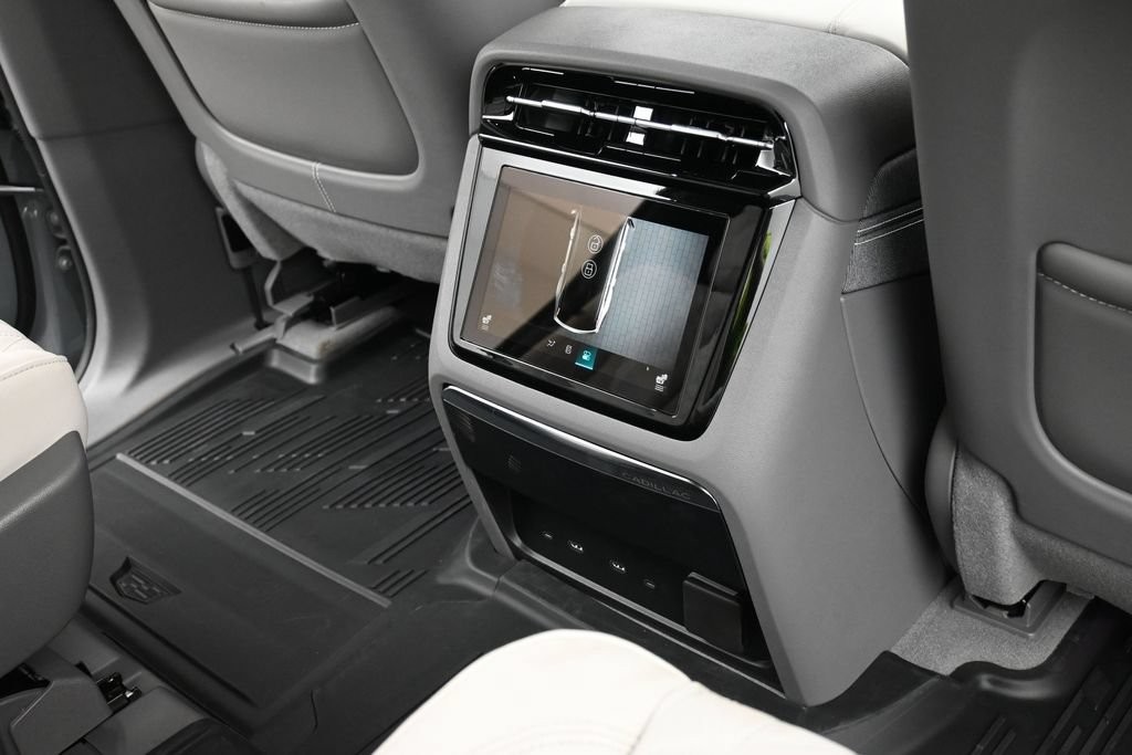 Cadillac Escalade IQL Vehicle Full-screen Gallery Image 11