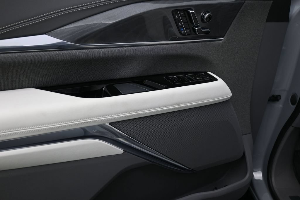 Cadillac Escalade IQL Vehicle Full-screen Gallery Image 12