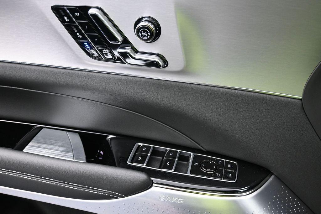 Cadillac LYRIQ Vehicle Full-screen Gallery Image 13