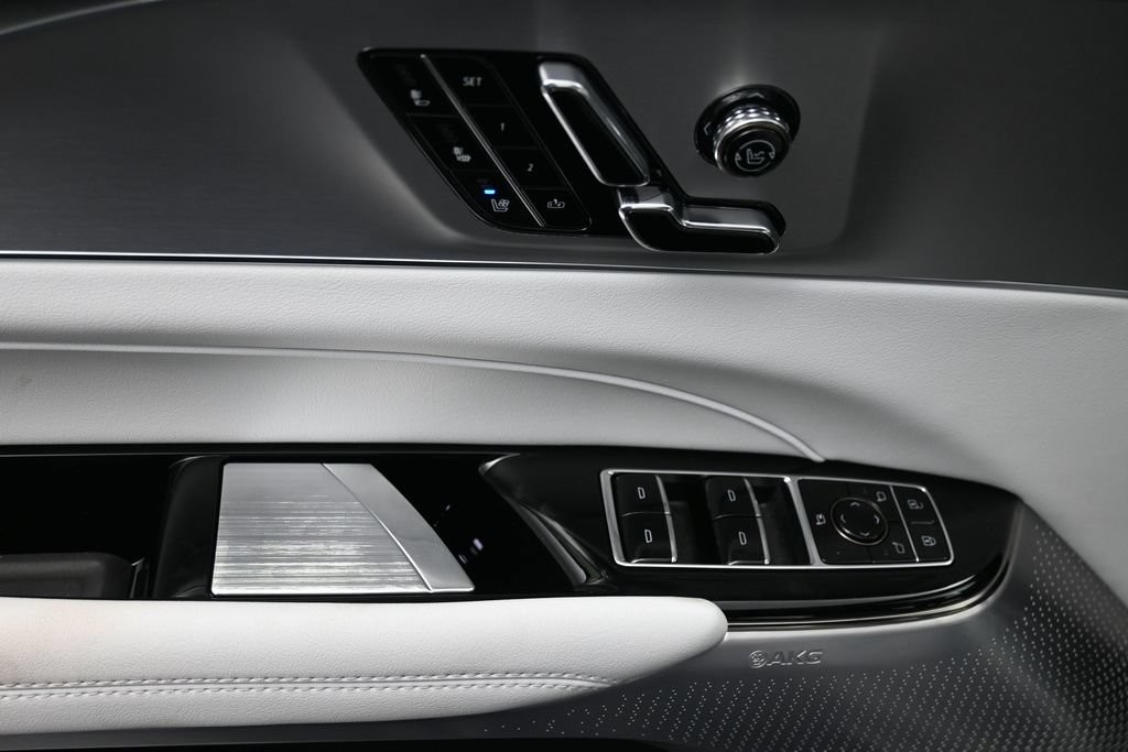 Cadillac LYRIQ Vehicle Full-screen Gallery Image 15