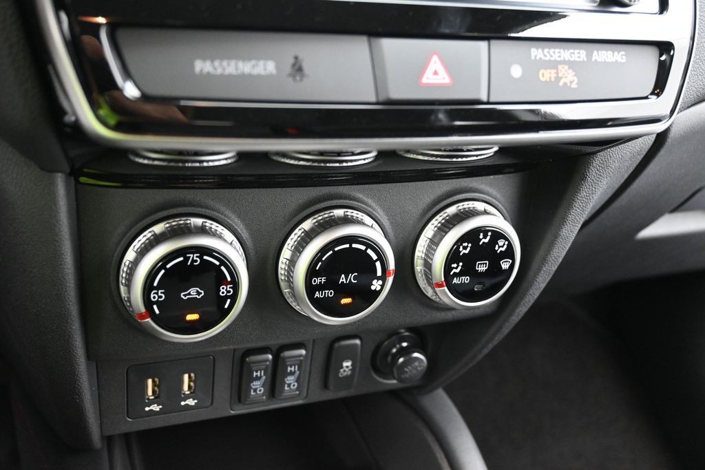 Mitsubishi Outlander Sport Vehicle Full-screen Gallery Image 10