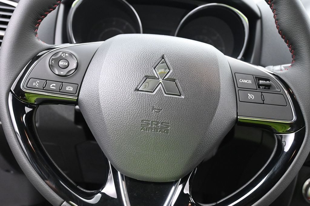 Mitsubishi Outlander Sport Vehicle Full-screen Gallery Image 12