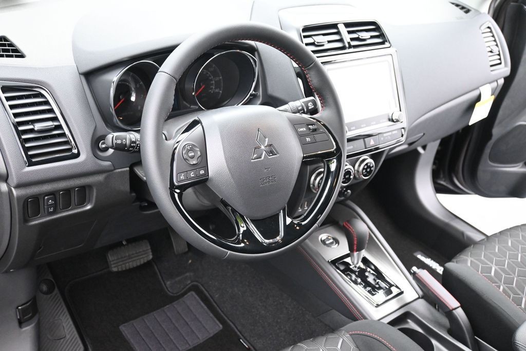 Mitsubishi Outlander Sport Vehicle Full-screen Gallery Image 13