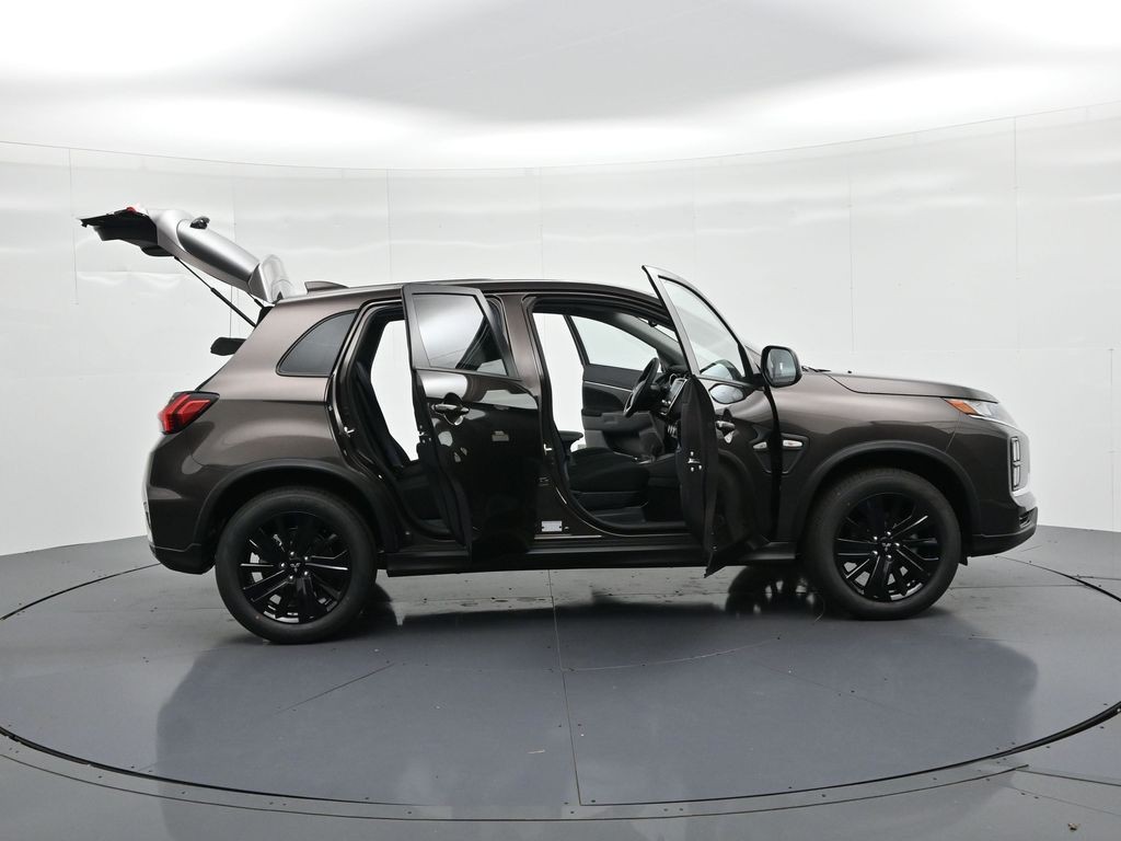 Mitsubishi Outlander Sport Vehicle Full-screen Gallery Image 22