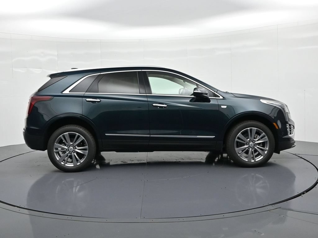 Cadillac XT5 Vehicle Full-screen Gallery Image 4