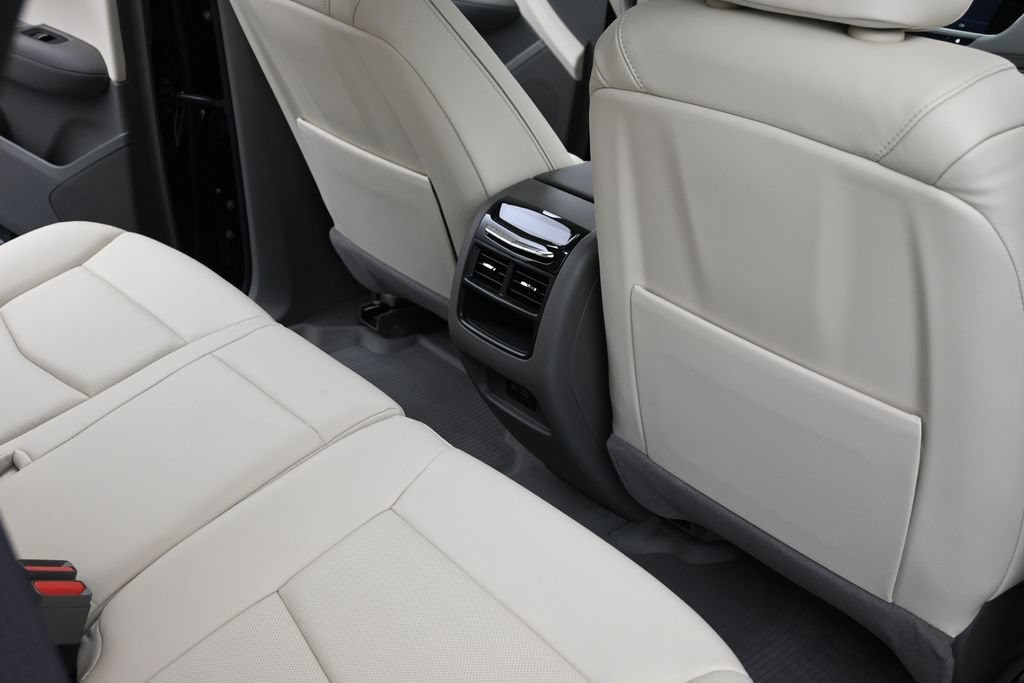 Cadillac XT5 Vehicle Full-screen Gallery Image 9