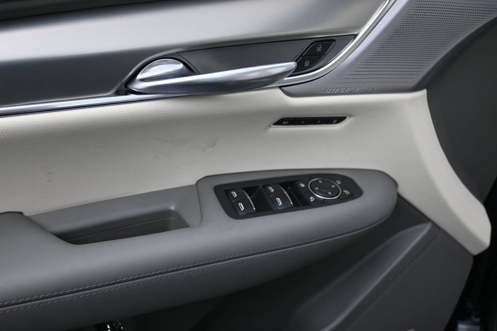 Cadillac XT5 Vehicle Full-screen Gallery Image 10