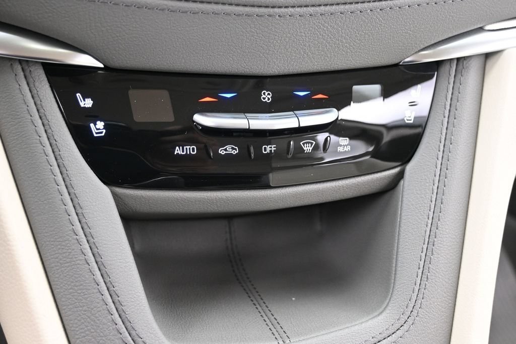 Cadillac XT5 Vehicle Full-screen Gallery Image 12