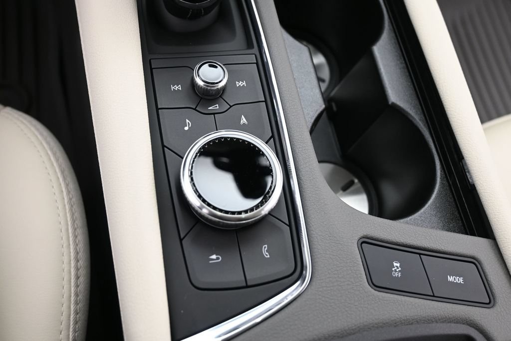 Cadillac XT5 Vehicle Full-screen Gallery Image 13