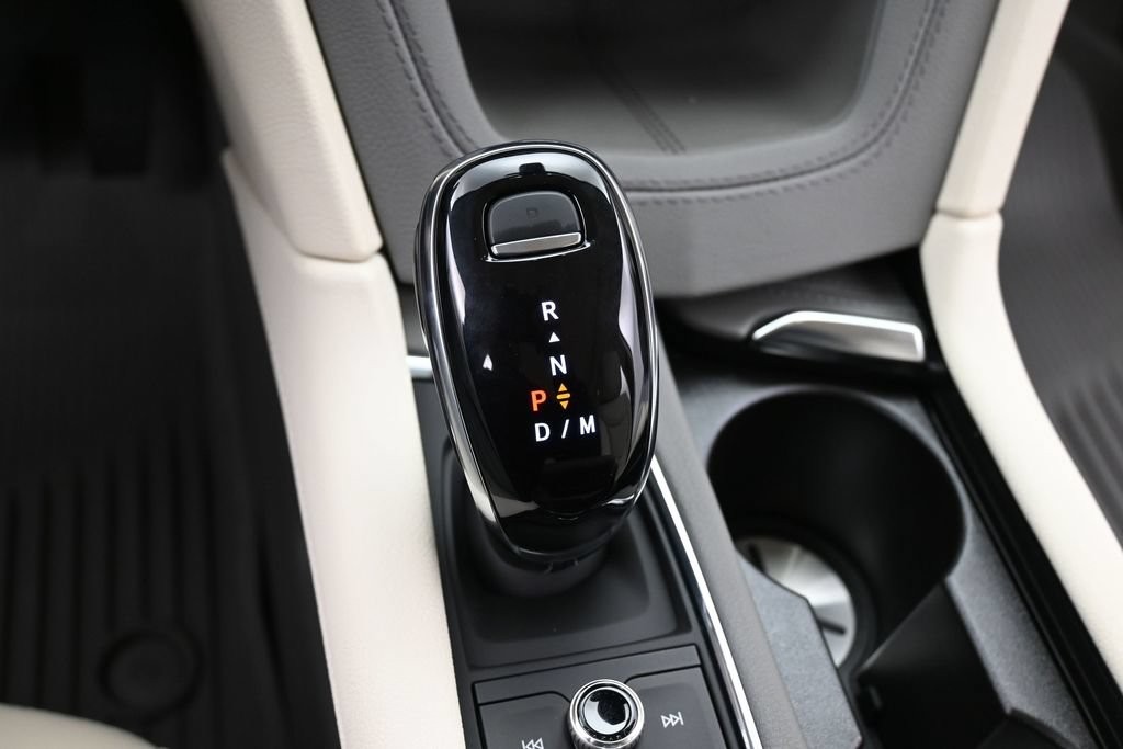 Cadillac XT5 Vehicle Full-screen Gallery Image 14