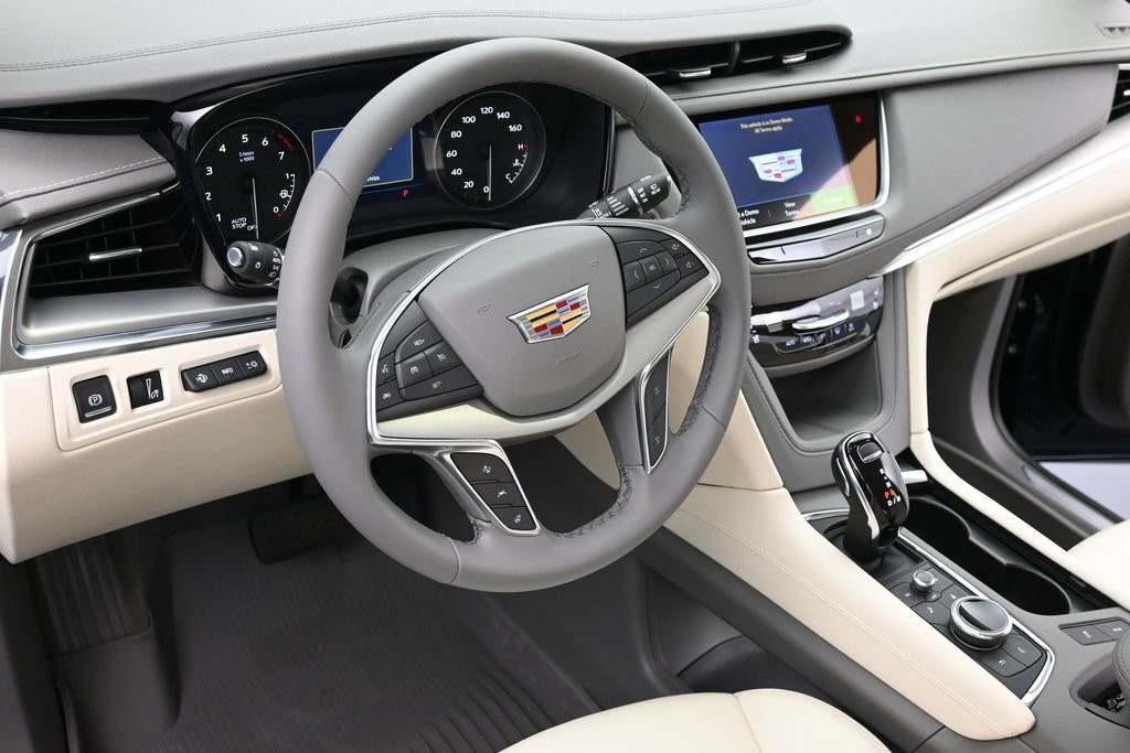 Cadillac XT5 Vehicle Full-screen Gallery Image 16