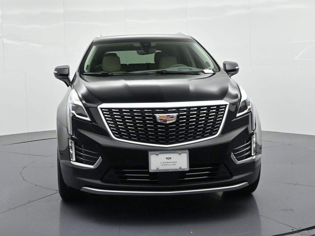 Cadillac XT5 Vehicle Full-screen Gallery Image 2