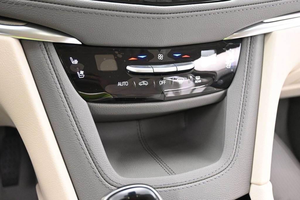 Cadillac XT5 Vehicle Full-screen Gallery Image 10