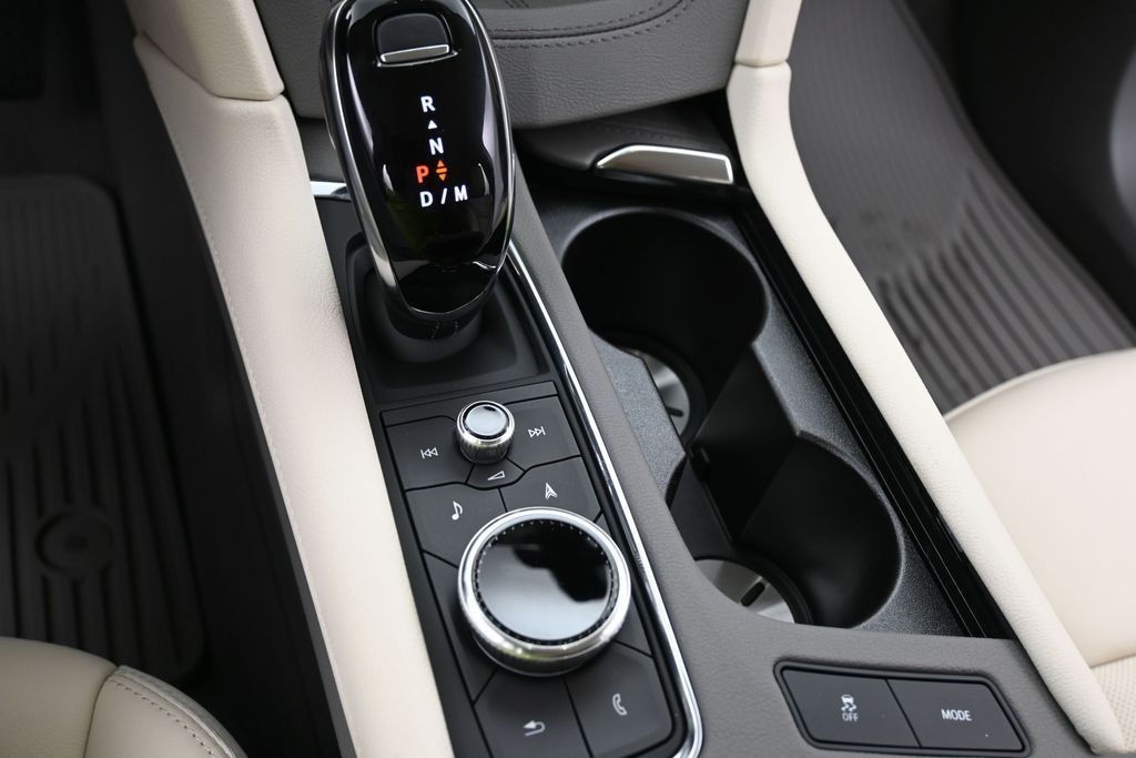 Cadillac XT5 Vehicle Full-screen Gallery Image 11