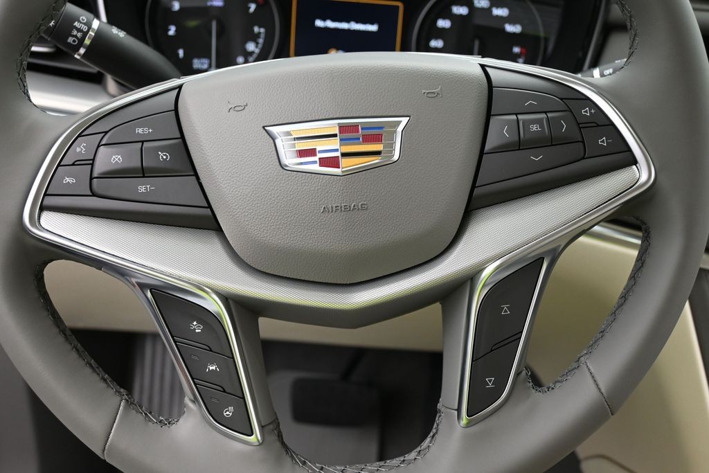 Cadillac XT5 Vehicle Full-screen Gallery Image 12