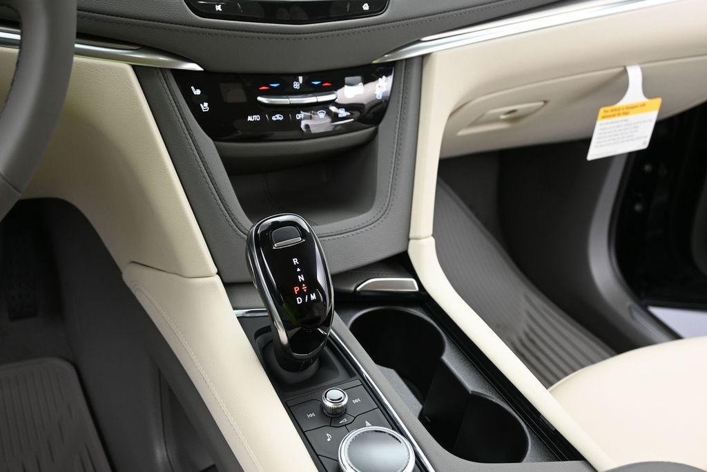 Cadillac XT5 Vehicle Full-screen Gallery Image 13
