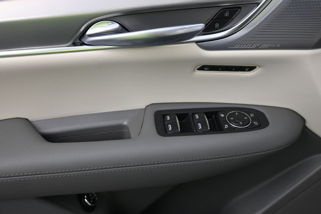 Cadillac XT5 Vehicle Full-screen Gallery Image 14