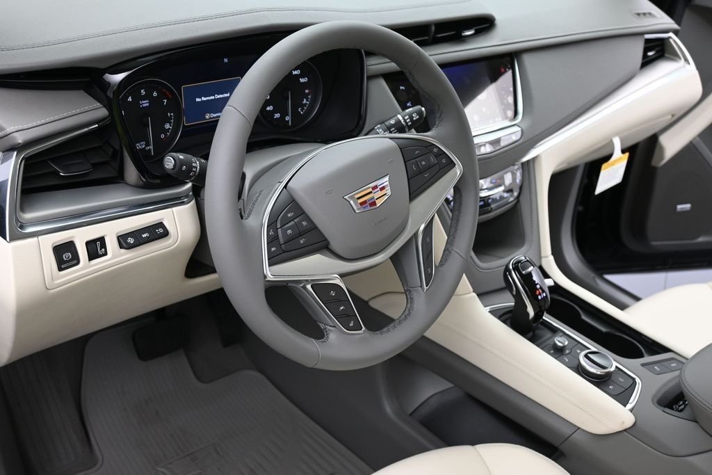 Cadillac XT5 Vehicle Full-screen Gallery Image 15