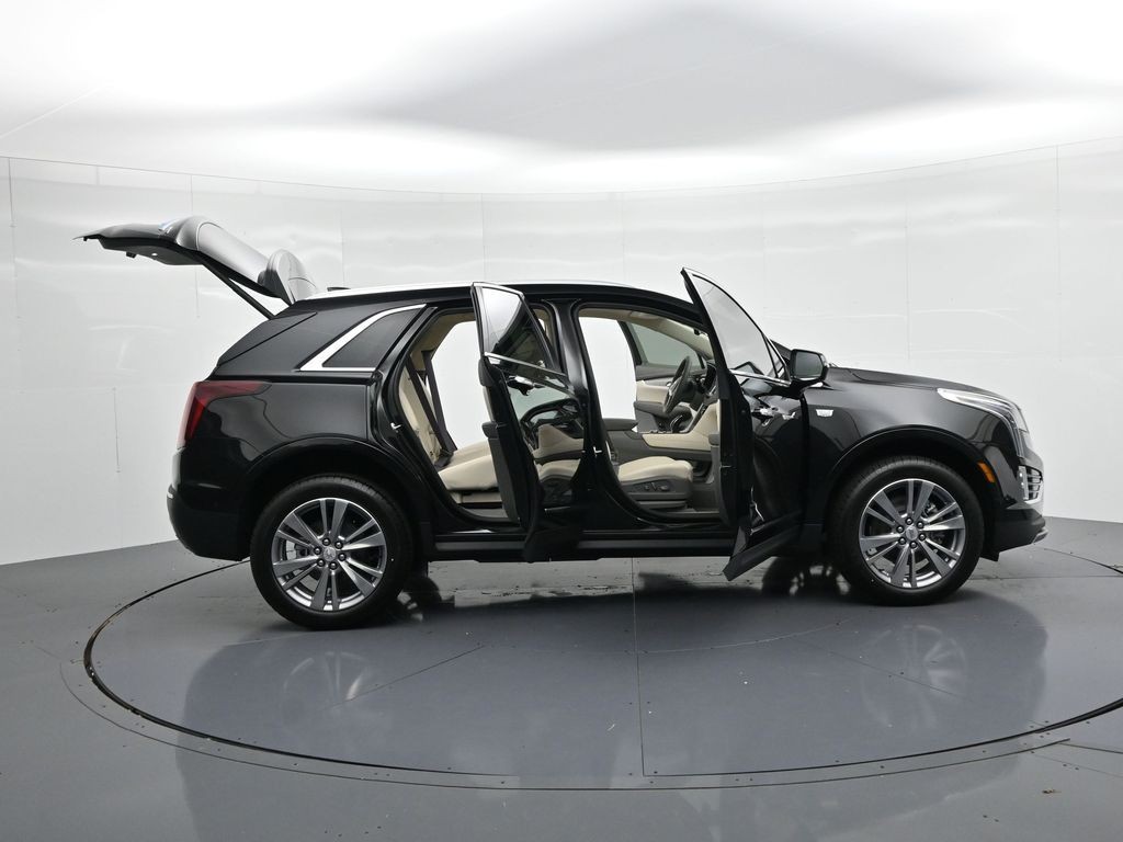 Cadillac XT5 Vehicle Full-screen Gallery Image 24