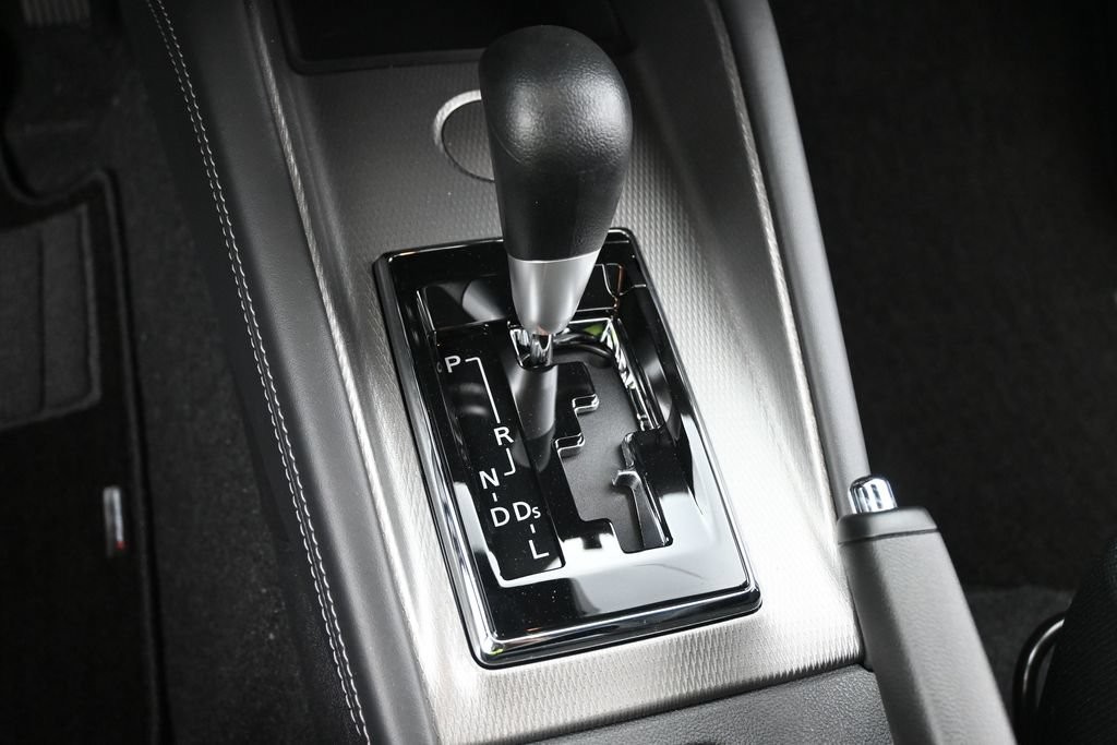 Mitsubishi Outlander Sport Vehicle Full-screen Gallery Image 11