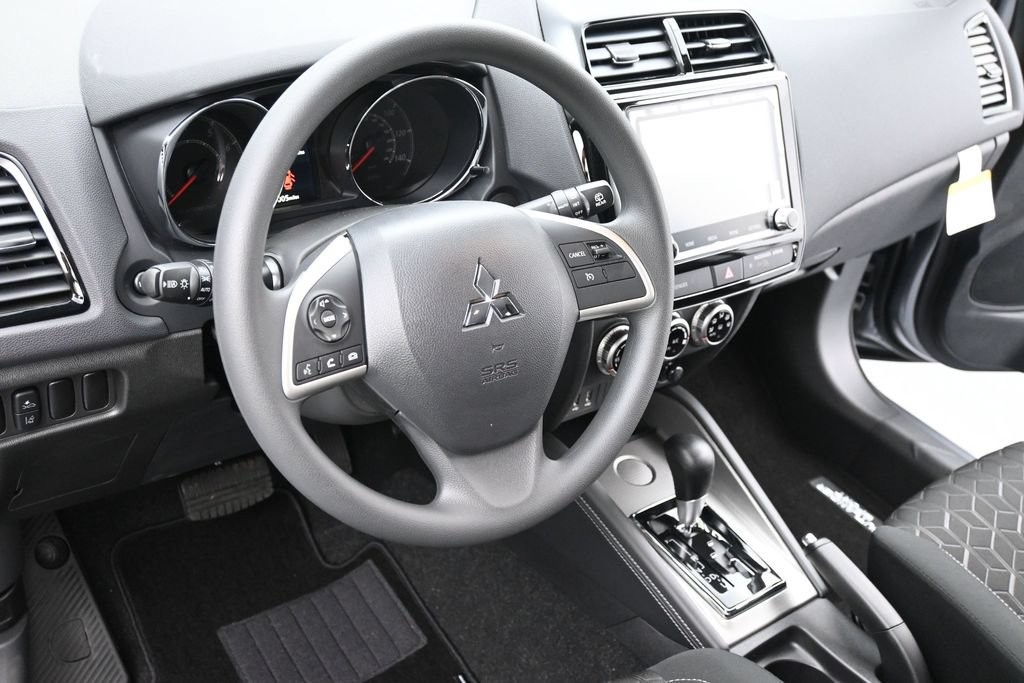 Mitsubishi Outlander Sport Vehicle Full-screen Gallery Image 13