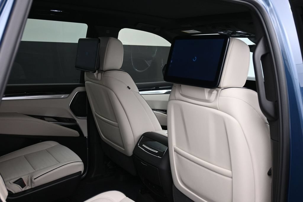 Cadillac Escalade Vehicle Full-screen Gallery Image 10
