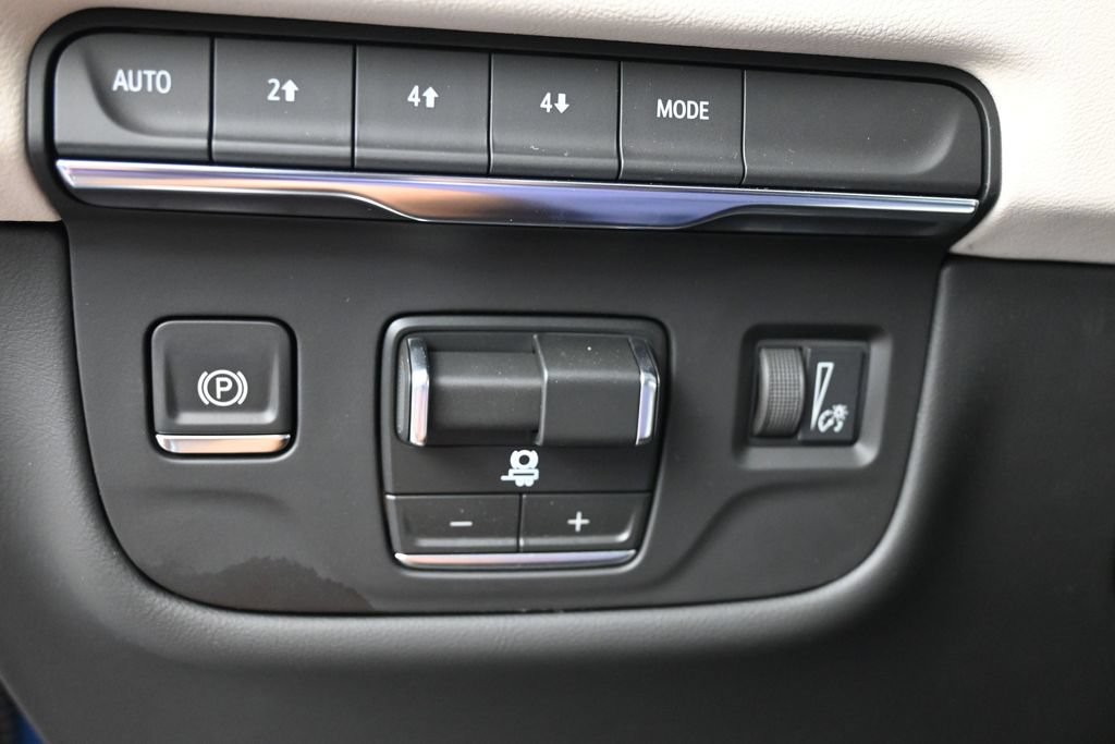 Cadillac Escalade Vehicle Full-screen Gallery Image 15