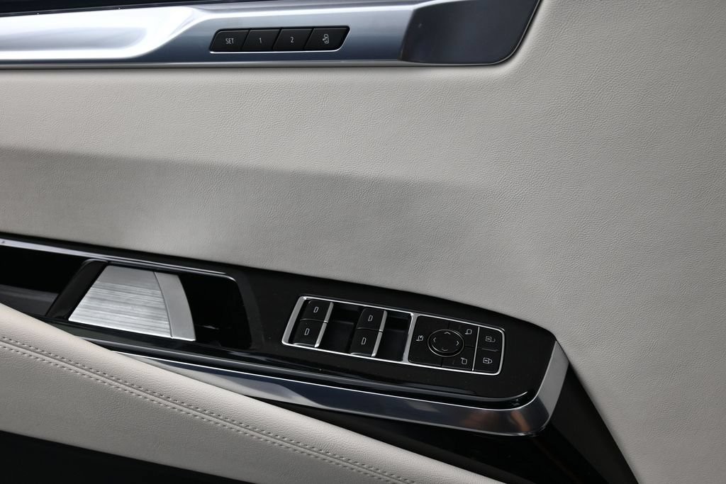 Cadillac Escalade Vehicle Full-screen Gallery Image 16